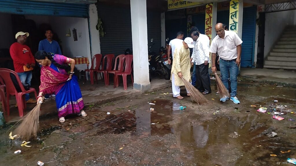 घाघरा में सफाई अभियान में शामिल हुई पूर्व विधायक गंगोत्री कुजूर। घाघरा में सफाई अभियान में शामिल हुई पूर्व विधायक गंगोत्री कुजूर।