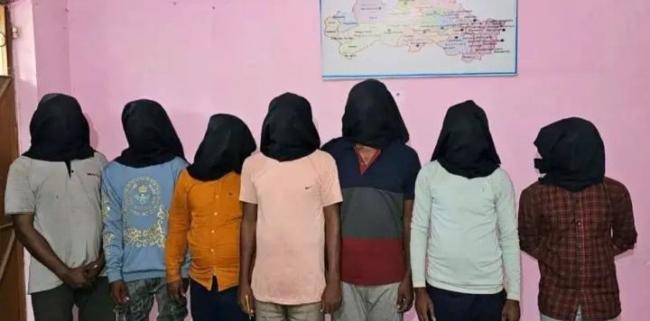 ट्रक चालक की गोली मार कर हत्या करने के मामले में पुलिस ने सात अपराधियों को गिरफ्तार कर भेजा जेल. ट्रक चालक की गोली मार कर हत्या करने के मामले में पुलिस ने सात अपराधियों को गिरफ्तार कर भेजा जेल.