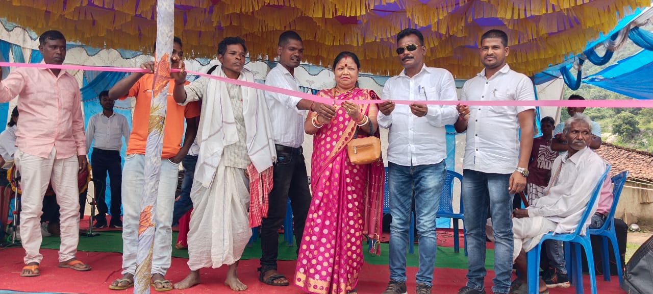 नागपुरी संस्कृति प्रोग्राम का उद्घाटन जिला परिषद सदस्य एवं भाजपा नेता अशोक उरांव ने फीता काटकर किया शुभारंभ।