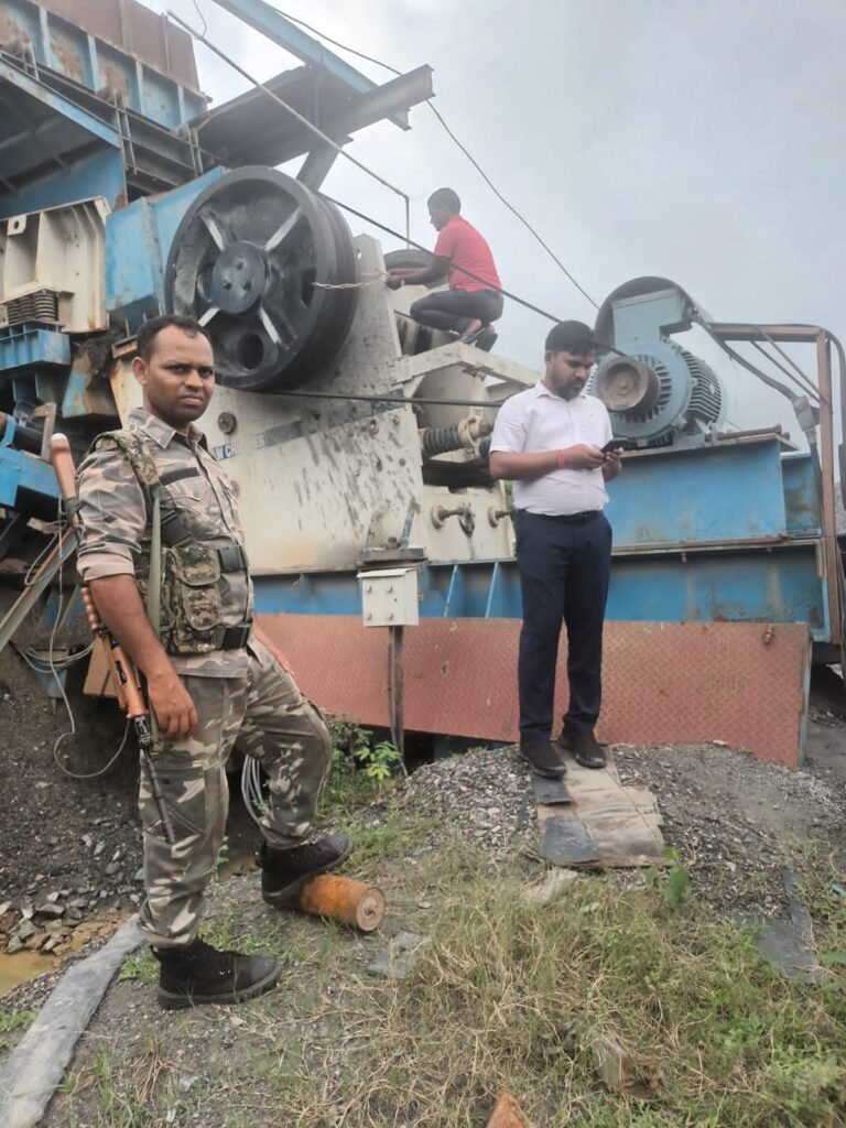 Palamu:उपायुक्त के निर्देश पर छत्तरपुर पहुंचे डीएमओ बगैर सीटीओ के संचालित तीन क्रशर को किया सील।