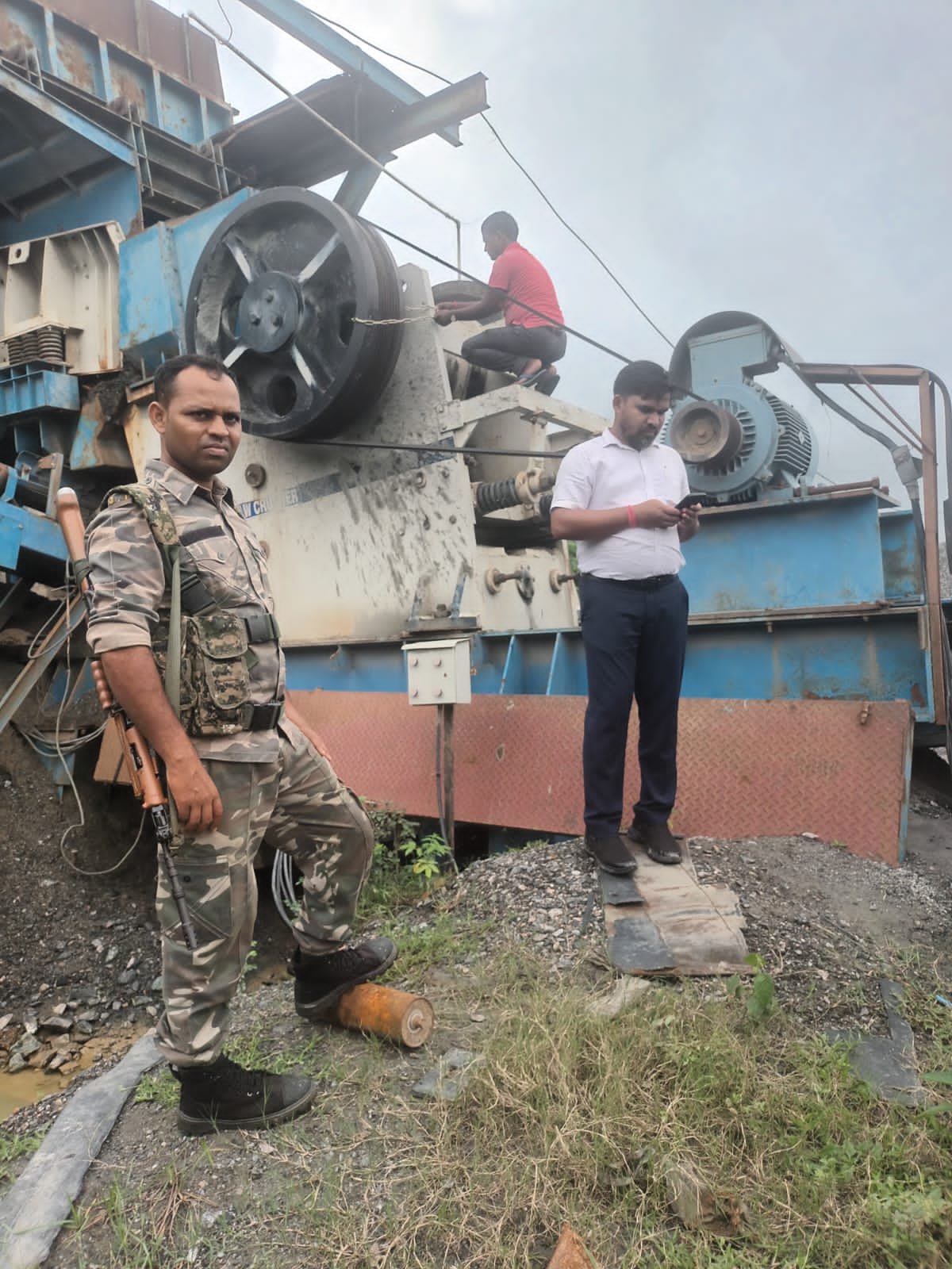 Palamu:उपायुक्त के निर्देश पर छत्तरपुर पहुंचे डीएमओ बगैर सीटीओ के संचालित तीन क्रशर को किया सील। Palamu:उपायुक्त के निर्देश पर छत्तरपुर पहुंचे डीएमओ बगैर सीटीओ के संचालित तीन क्रशर को किया सील।