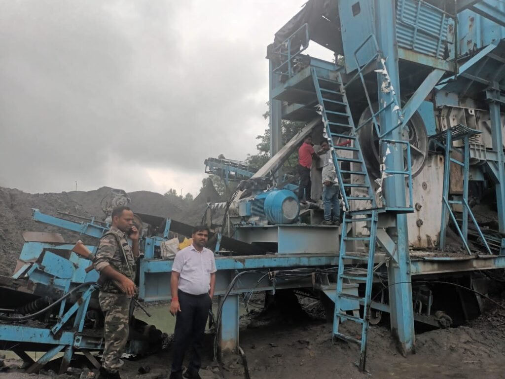 Palamu:उपायुक्त के निर्देश पर छत्तरपुर पहुंचे डीएमओ बगैर सीटीओ के संचालित तीन क्रशर को किया सील।
