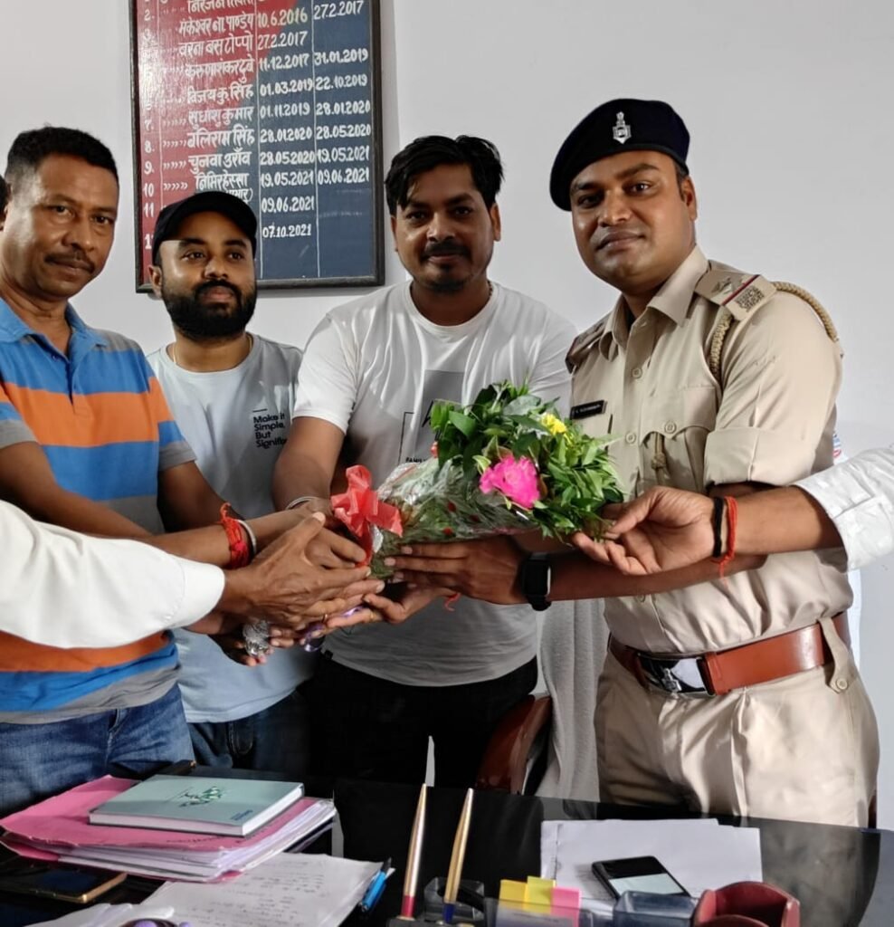 संजय कुमार कुशवाहा ने किया नए थाना प्रभारी का पदभार ग्रहण:कहा क्षेत्र में शांति व्यवस्था बनाए रखना हमारी पहली प्राथमिकता। संजय कुमार कुशवाहा ने किया नए थाना प्रभारी का पदभार ग्रहण:कहा क्षेत्र में शांति व्यवस्था बनाए रखना हमारी पहली प्राथमिकता।