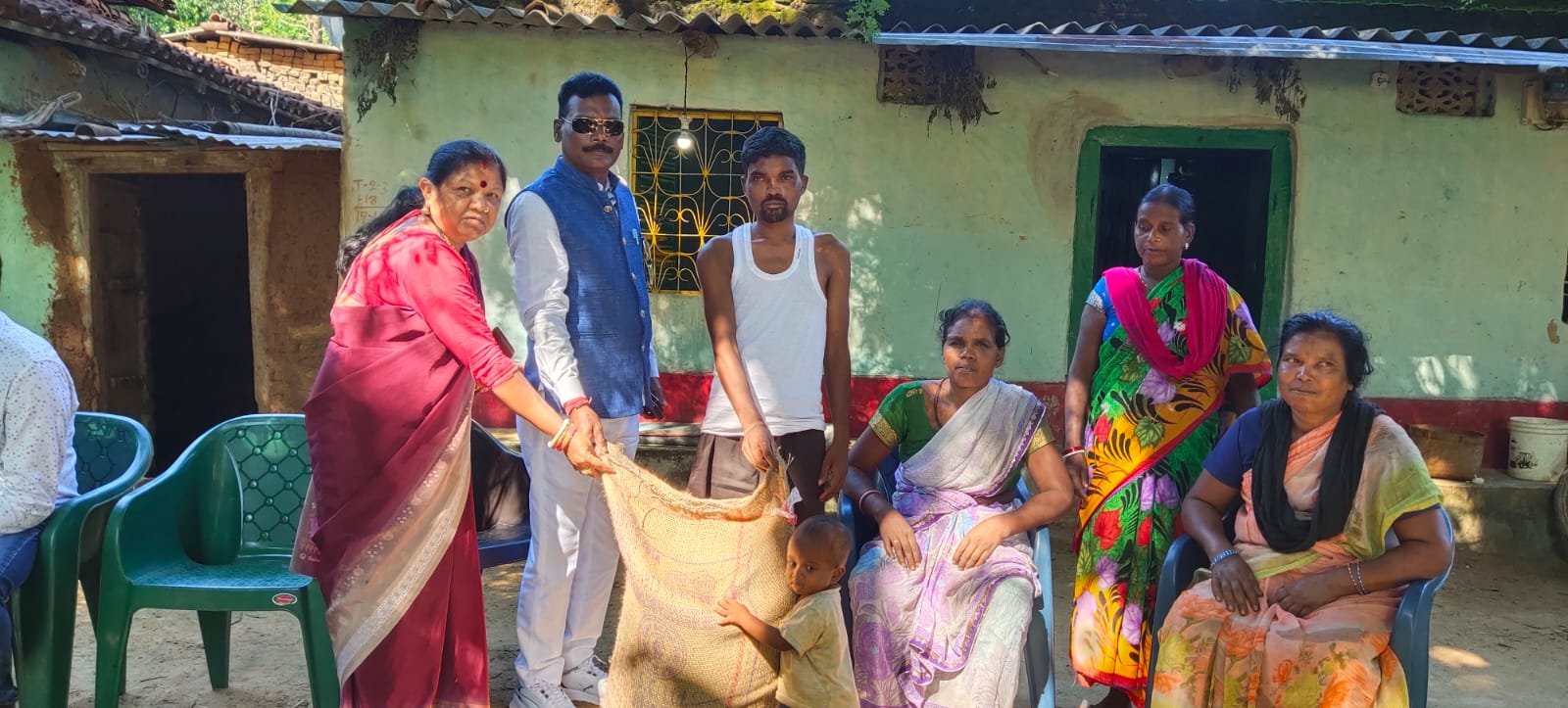 जिला परिषद सदस्य एवं भाजपा नेता ने कुसुम टोली पहुँच कर पीड़ित परिवार को हर संभव मदद करने का दिया आश्वासन.