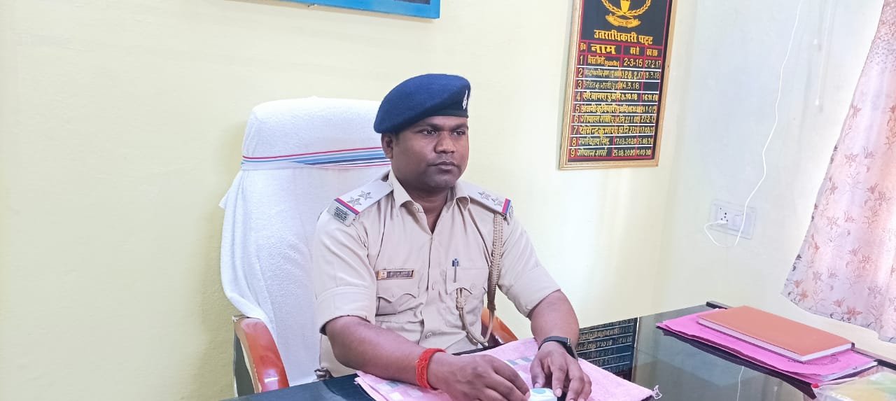 धुरकी थाना में नये थाना प्रभारी संतोष कुमार रवि ने पदभार ग्रहण किया। धुरकी थाना में नये थाना प्रभारी संतोष कुमार रवि ने पदभार ग्रहण किया।