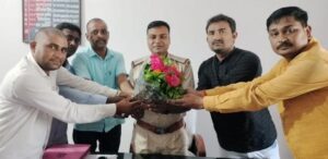 प्रखंड के सभी मुखिया प्रतिनिधियों ने नव- पदस्थापित थाना प्रभारी को पुष्प गुच्छ देकर किया स्वागत
