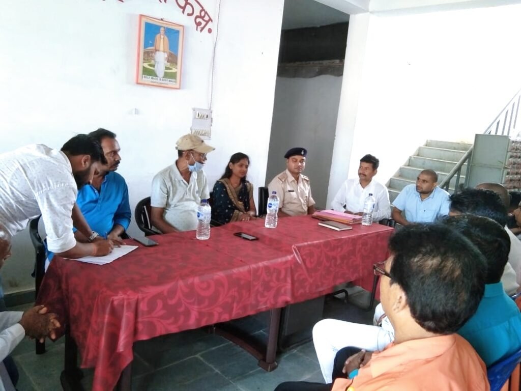 बिशुनपुरा:थाना परिसर में दुर्गा पूजा महोत्सव को लेकर शान्ति समिती का बैठक हुई संपन्न।