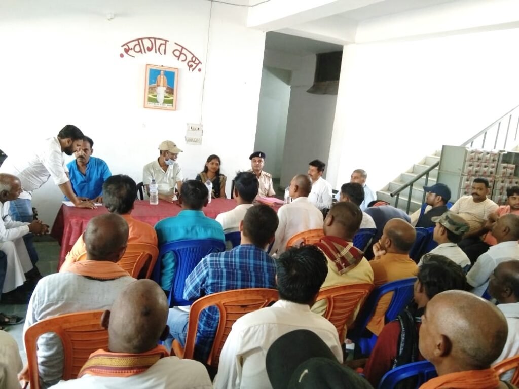 बिशुनपुरा:थाना परिसर में दुर्गा पूजा महोत्सव को लेकर शान्ति समिती का बैठक हुई संपन्न।