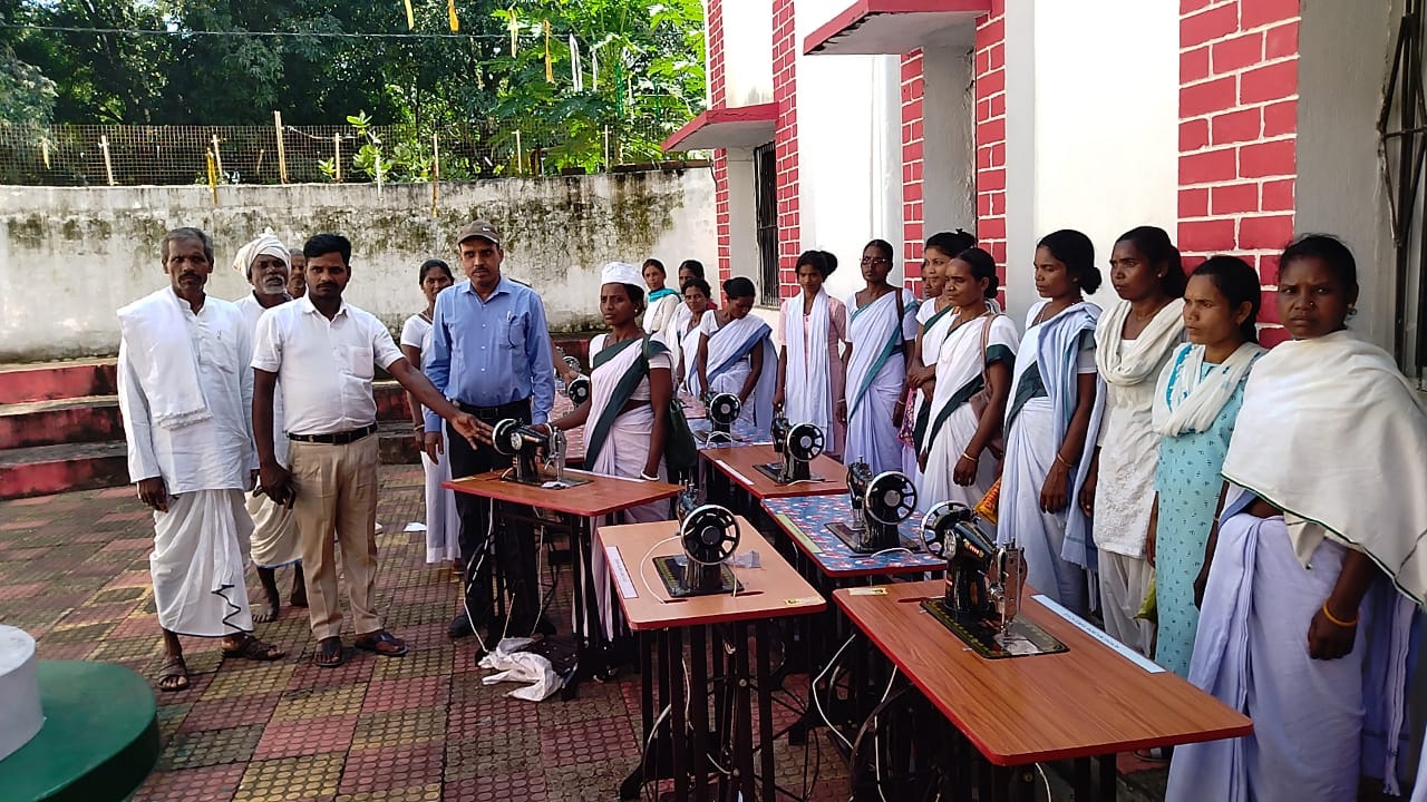 29 टाना भगत महिलाओं के बीच वीडियो दिनेश कुमार ने किया सिलाई मशीन का वितरण।