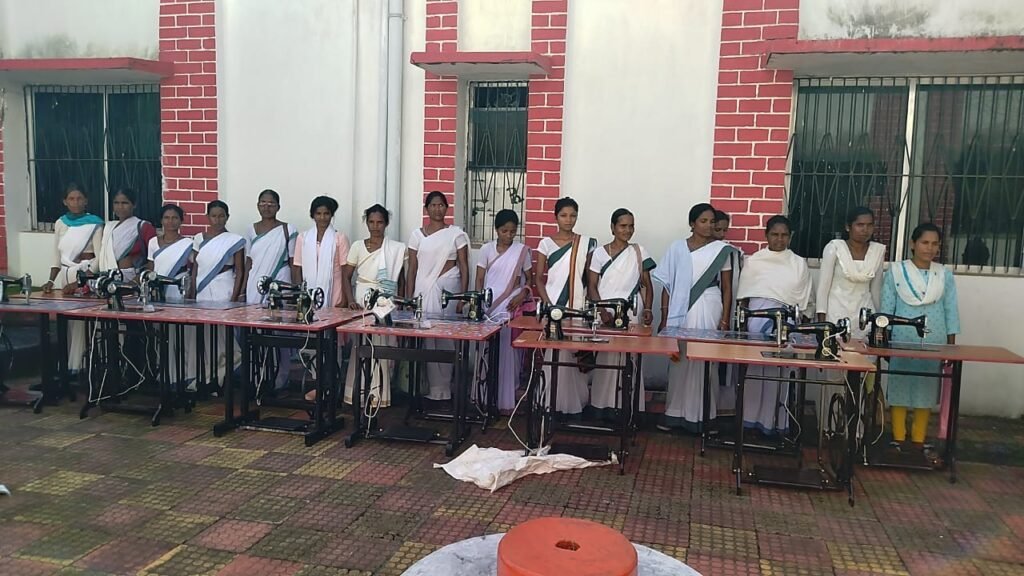 29 टाना भगत महिलाओं के बीच वीडियो दिनेश कुमार ने किया सिलाई मशीन का वितरण।