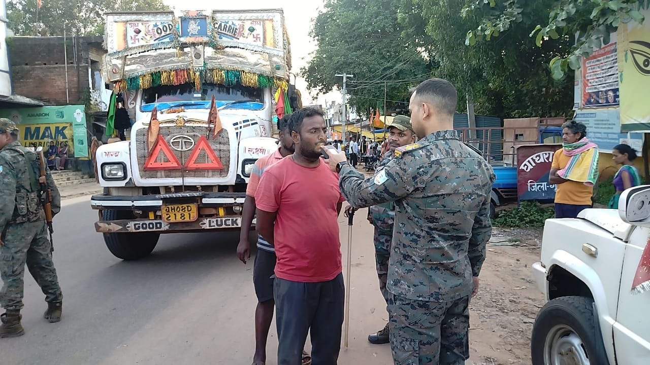 आगामी दशहरा पर्व को देखते हुए घाघरा थाना गेट के समीप वाहन जांच अभियान चलाया गया आगामी दशहरा पर्व को देखते हुए घाघरा थाना गेट के समीप वाहन जांच अभियान चलाया गया