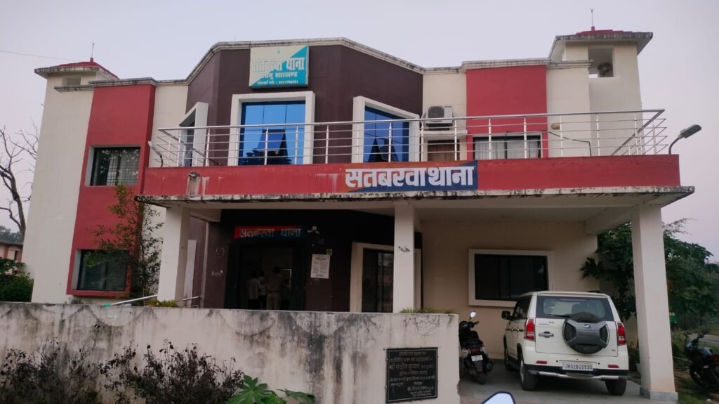 लावारिस हालत में रोड के किनारे मिला शव लावारिस हालत में रोड के किनारे मिला शव