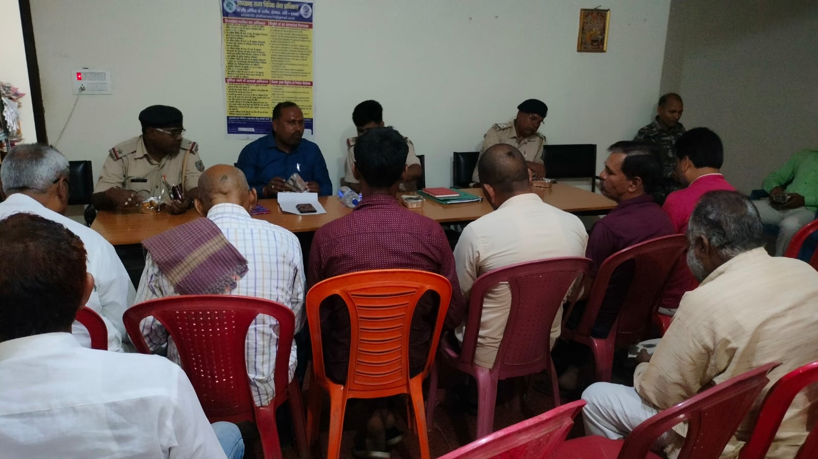 दुर्गा पूजा को लेकर सतबरवा थाना परिसर मे शांति समिति की बैठक संपन्न