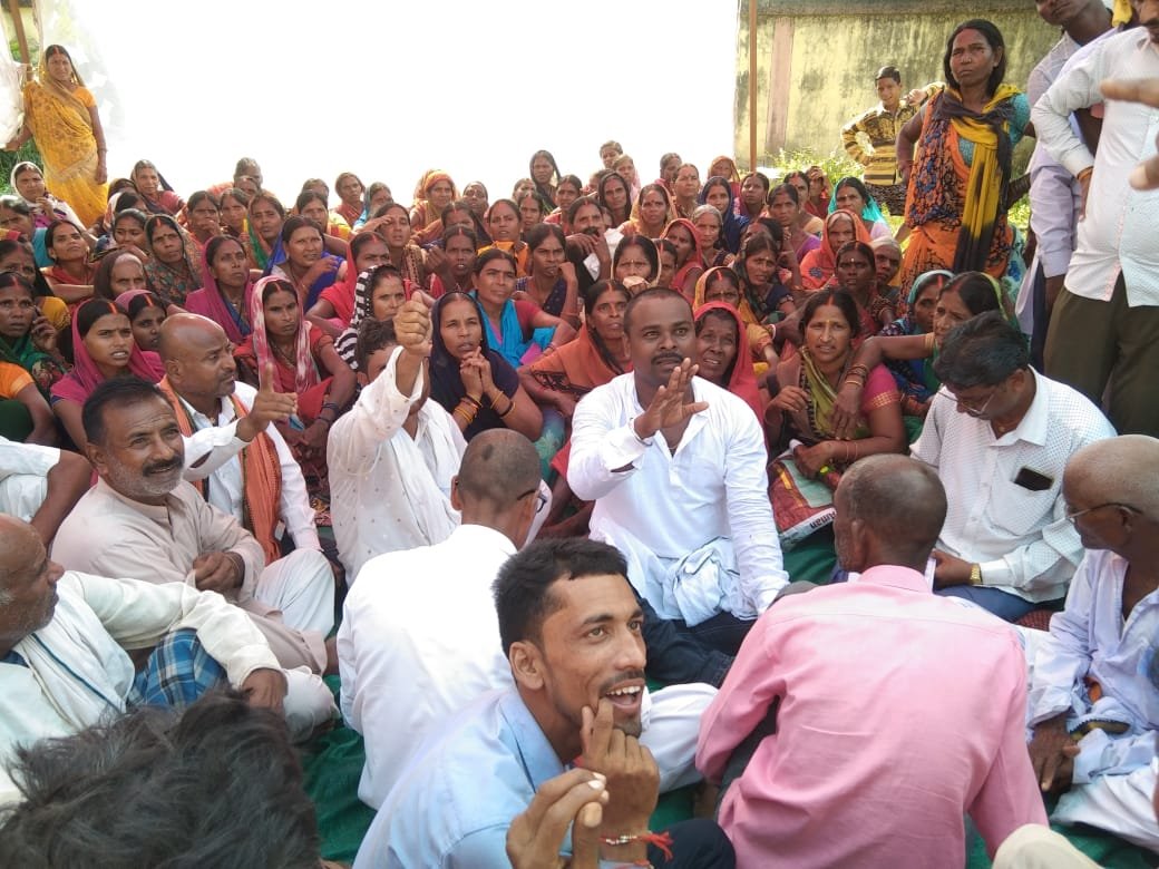 डीलर के विरुद्ध पूर्व मुखिया प्रतिनिधि बलराम पासवान के नेतृत्व में हजारों ग्रामीणों ने रखा अनिश्चकालीन भूख हड़ताल । डीलर के विरुद्ध पूर्व मुखिया प्रतिनिधि बलराम पासवान के नेतृत्व में हजारों ग्रामीणों ने रखा अनिश्चकालीन भूख हड़ताल ।