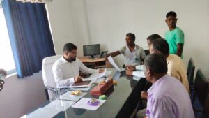 नावा बाजार प्रखंड के कुम्भीकला पंचायत में पीडीएस दुकानदार द्वारा 4 महीने से राशन नहीं वितरण को लेकर कार्डधारी ने बीडीओ को सौंपा ज्ञापन
