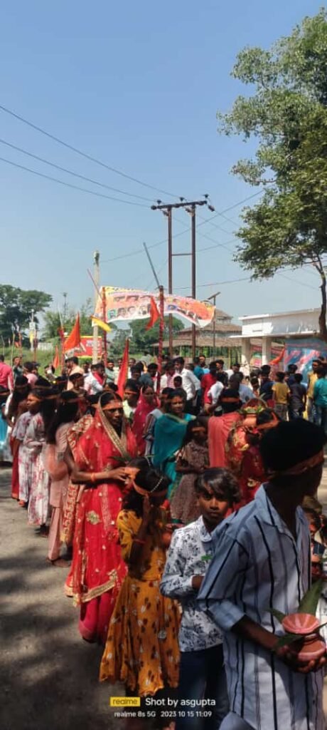 कलश यात्रा में श्रद्धालुओं का उमड़ा जन सैलाब कलश यात्रा में श्रद्धालुओं का उमड़ा जन सैलाब