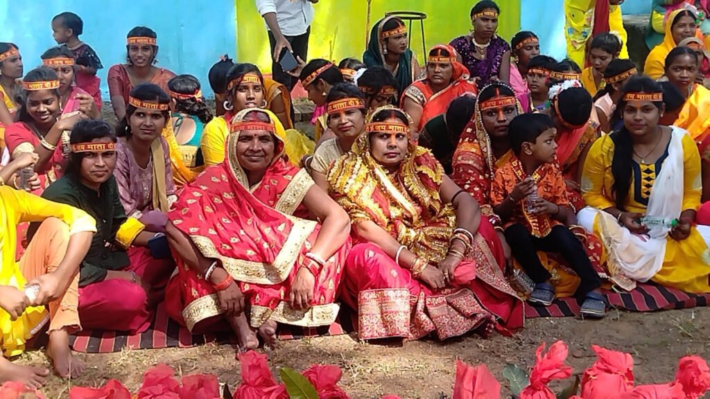 गम्हरिया में गाजे-बाजे के साथ निकला भव्य कलश यात्रा। गम्हरिया में गाजे-बाजे के साथ निकला भव्य कलश यात्रा।