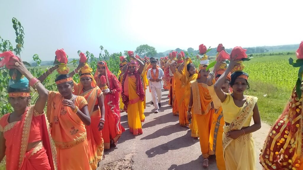 गम्हरिया में गाजे-बाजे के साथ निकला भव्य कलश यात्रा। गम्हरिया में गाजे-बाजे के साथ निकला भव्य कलश यात्रा।