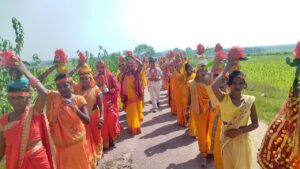 गम्हरिया में गाजे-बाजे के साथ निकला भव्य कलश यात्रा।