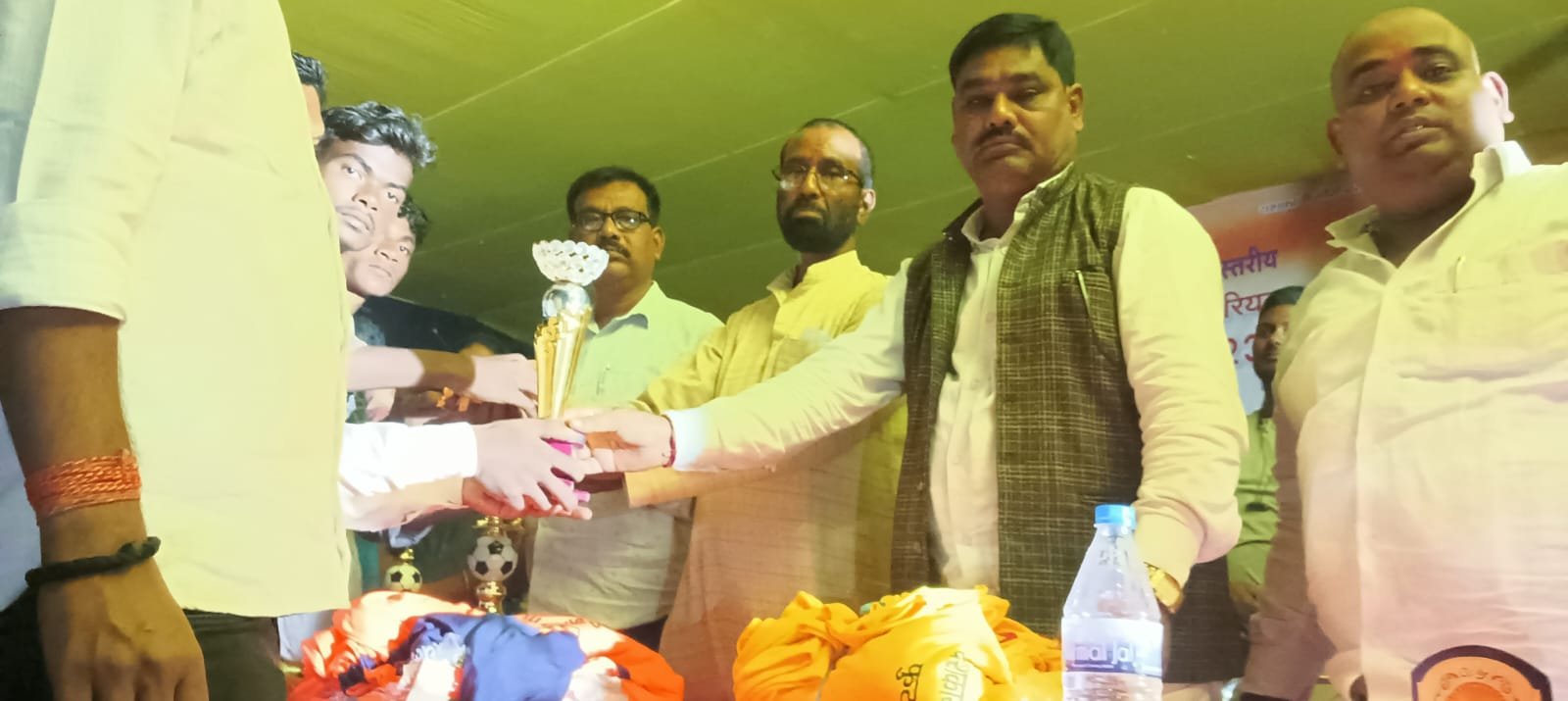 यशकायी गौरी प्रसाद साहू मेमोरियल फुटबॉल टूर्नामेंट का रविवार को हुआ समापन। यशकायी गौरी प्रसाद साहू मेमोरियल फुटबॉल टूर्नामेंट का रविवार को हुआ समापन।