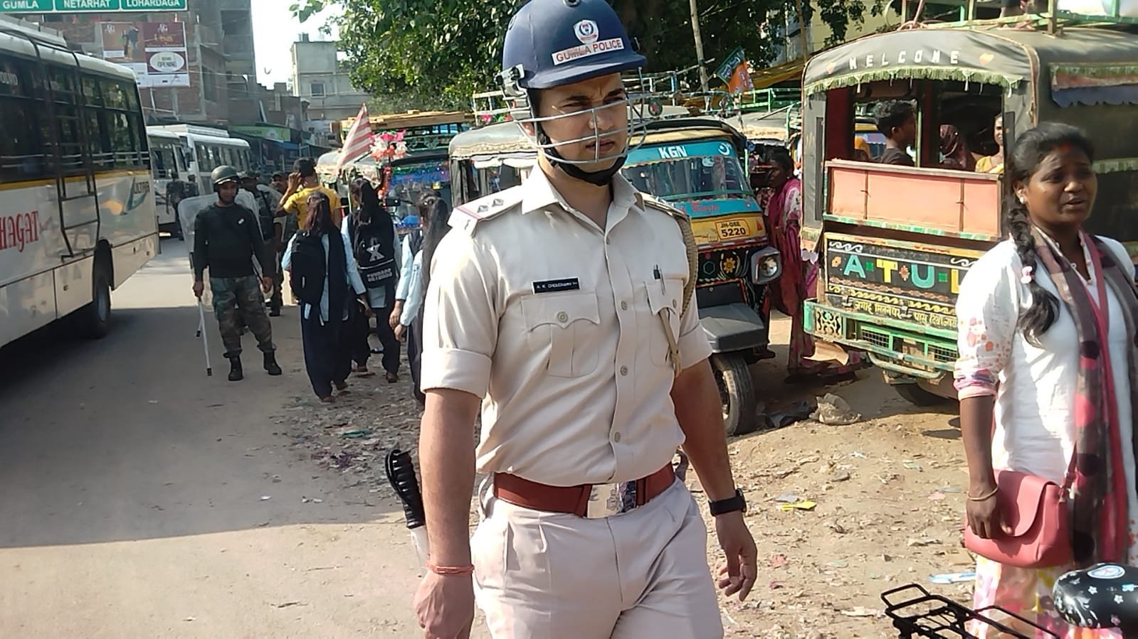 दुर्गा पूजा को लेकर शांति एवं विधि व्यवस्था बनाए रखने के लिए घाघरा पुलिस ने निकाला फ्लैग मार्च दुर्गा पूजा को लेकर शांति एवं विधि व्यवस्था बनाए रखने के लिए घाघरा पुलिस ने निकाला फ्लैग मार्च