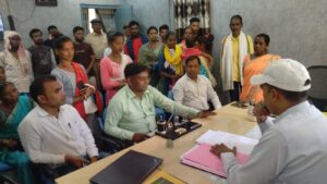 पाकरटोली श्मशान घाट के पास बन रहे आंगनबाड़ी का ग्रामीणों ने किया जम कर विरोध