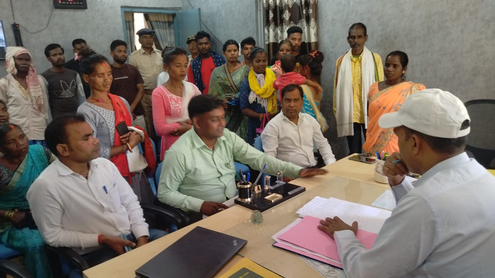 पाकरटोली श्मशान घाट के पास बन रहे आंगनबाड़ी का ग्रामीणों ने किया जम कर विरोध