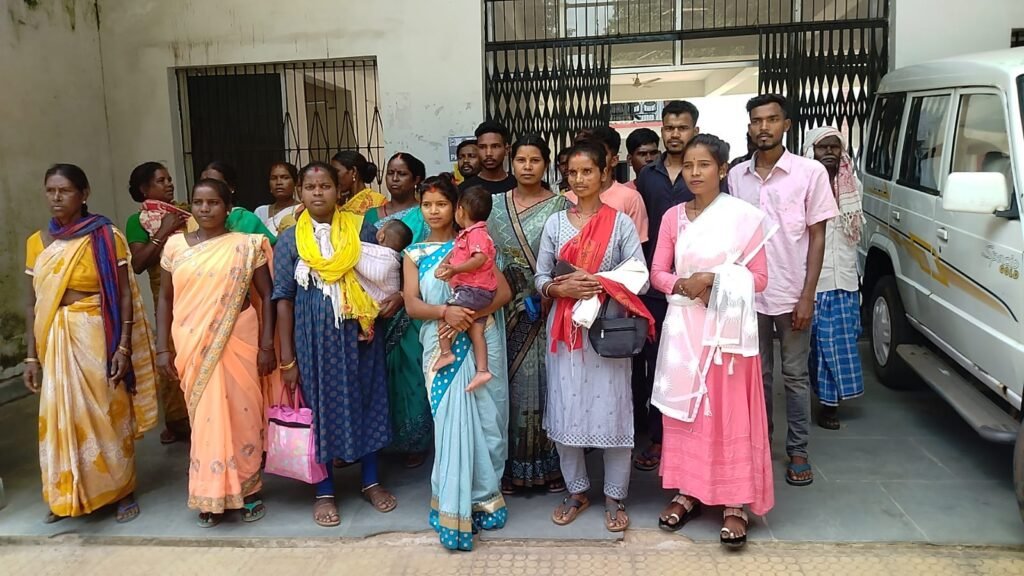 पाकरटोली श्मशान घाट के पास बन रहे आंगनबाड़ी का ग्रामीणों ने किया जम कर विरोध