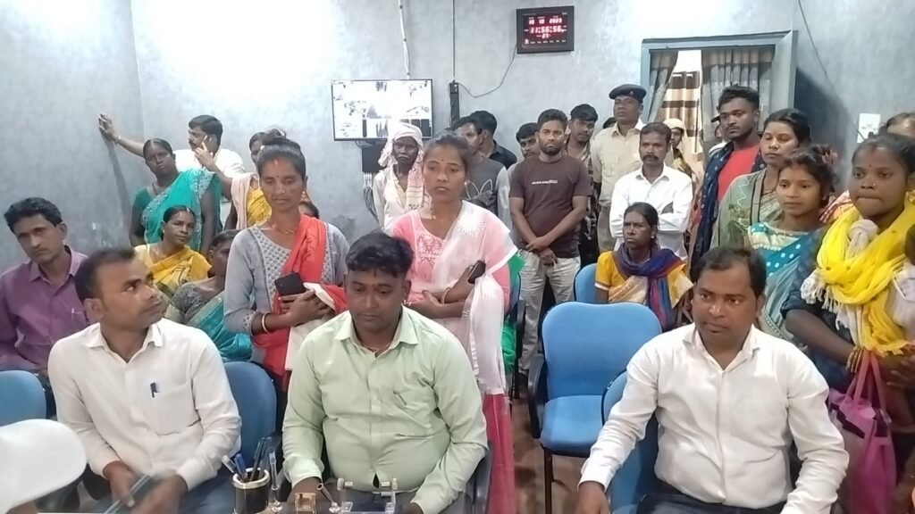 पाकरटोली श्मशान घाट के पास बन रहे आंगनबाड़ी का ग्रामीणों ने किया जम कर विरोध