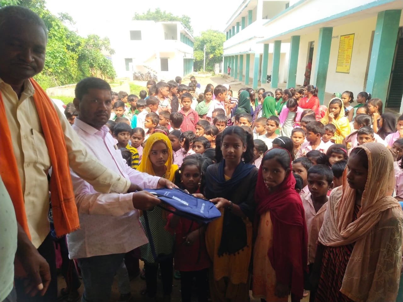 इटको मुखिया प्रतिनिधि ने मध्य विद्यालय के छात्र-छात्राओं के बीच स्कूली बैग का किया वितरण इटको मुखिया प्रतिनिधि ने मध्य विद्यालय के छात्र-छात्राओं के बीच स्कूली बैग का किया वितरण