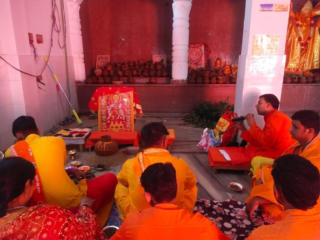 नवरात्र के चौथे दिन माँ दुर्गा के चौथे स्वरूप कूष्मांडा की श्रद्धालुओं ने की पूजा अर्चना नवरात्र के चौथे दिन माँ दुर्गा के चौथे स्वरूप कूष्मांडा की श्रद्धालुओं ने की पूजा अर्चना