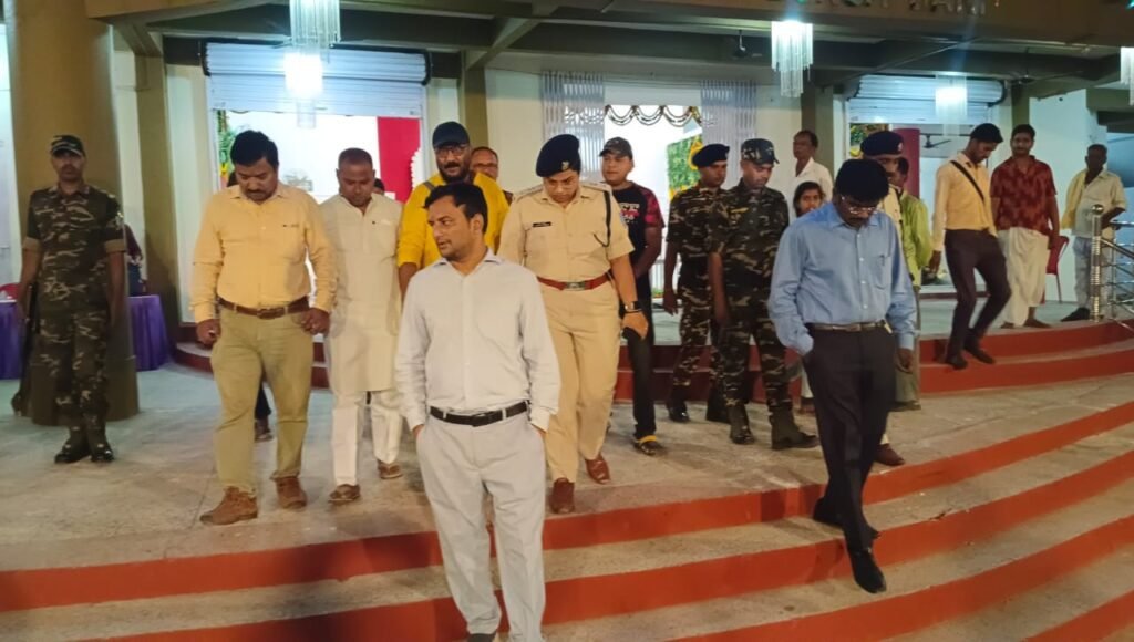 डीसी व एसपी ने नवरात्र के छठे दिन विभिन्न पूजा पंडालों का भ्रमण कर किया निरीक्षण पूजा समितियों को तय मानकों के अनुरूप पूजा संपन्न कराने का दिया निर्देश