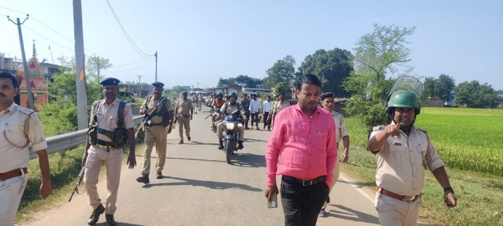 शांति पुर्ण एवं हर्षोल्लास से दुर्गा पूजा को लेकर पुलिस ने निकाला फ्लैग मार्च शांति पुर्ण एवं हर्षोल्लास से दुर्गा पूजा को लेकर पुलिस ने निकाला फ्लैग मार्च