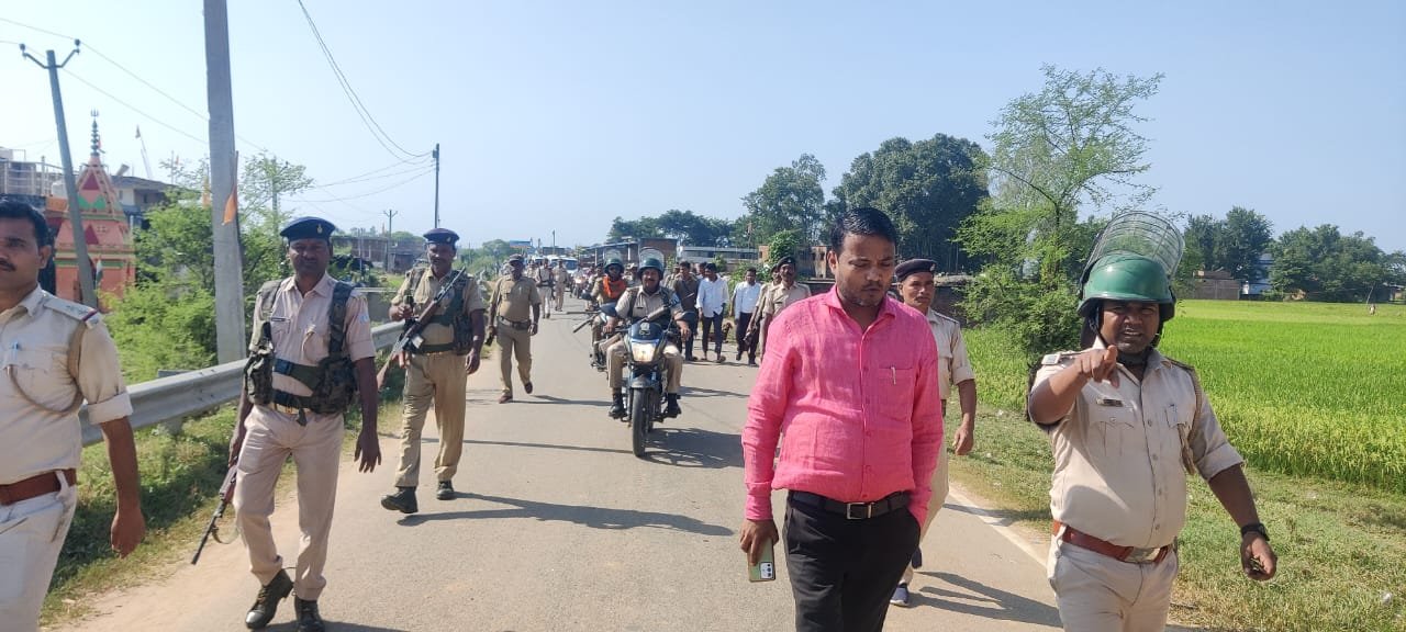 शांति पुर्ण एवं हर्षोल्लास से दुर्गा पूजा को लेकर पुलिस ने निकाला फ्लैग मार्च