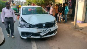 बाईक कार की भिड़ंत में तीन गंभीर रुप से घायल।