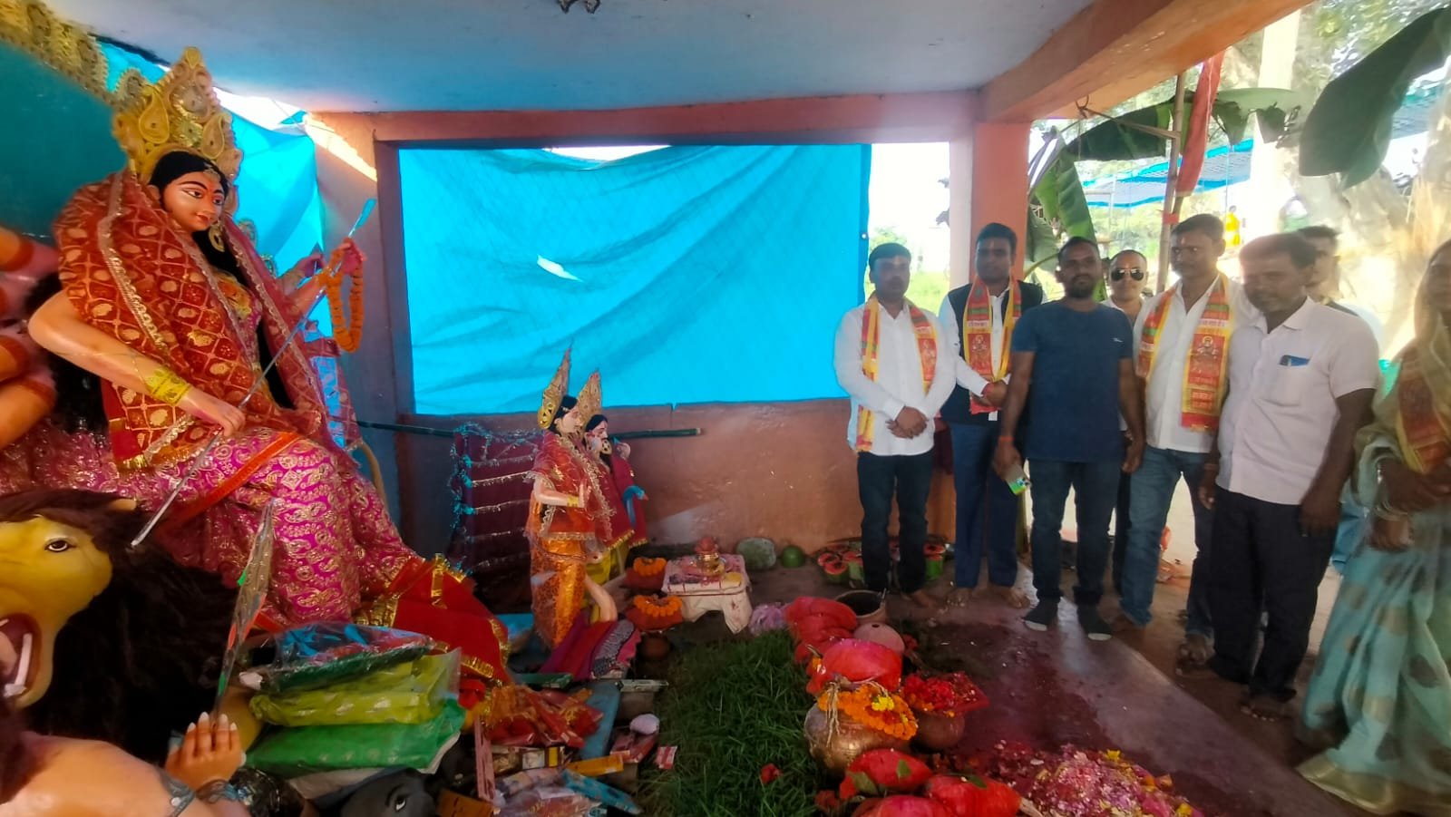 विधायक ने सभी पंडालों में पहुंच कर आशीर्वाद लिया विधायक ने सभी पंडालों में पहुंच कर आशीर्वाद लिया