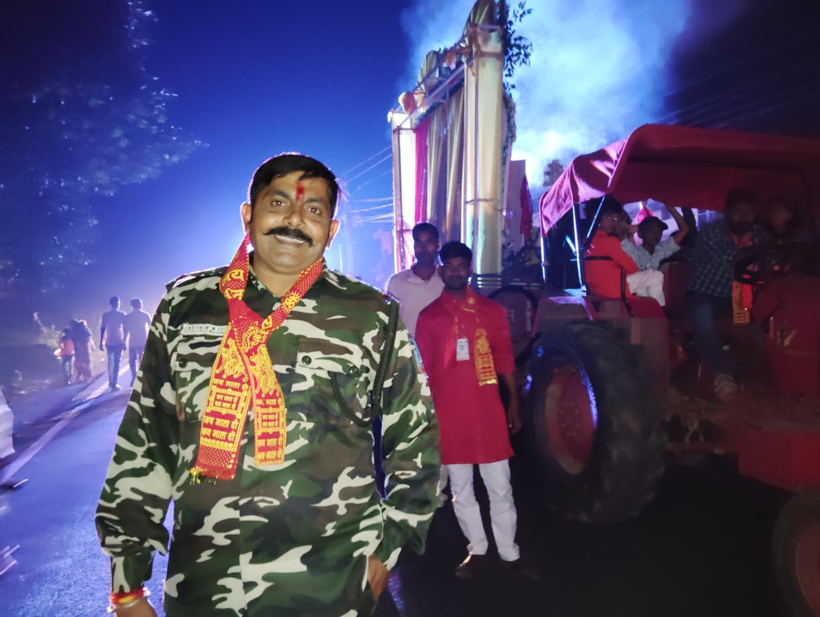 मूर्ति विसर्जन के दौरान मनिका थाना प्रभारी ने अपने से संभाला कमान मूर्ति विसर्जन के दौरान मनिका थाना प्रभारी ने अपने से संभाला कमान
