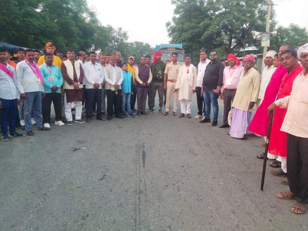 नावा बाजार प्रखंड मुख्यालय में मां दुर्गे की प्रतिमा को गाजे-बाजे के साथ नमन आंखों से दी गई विदाई