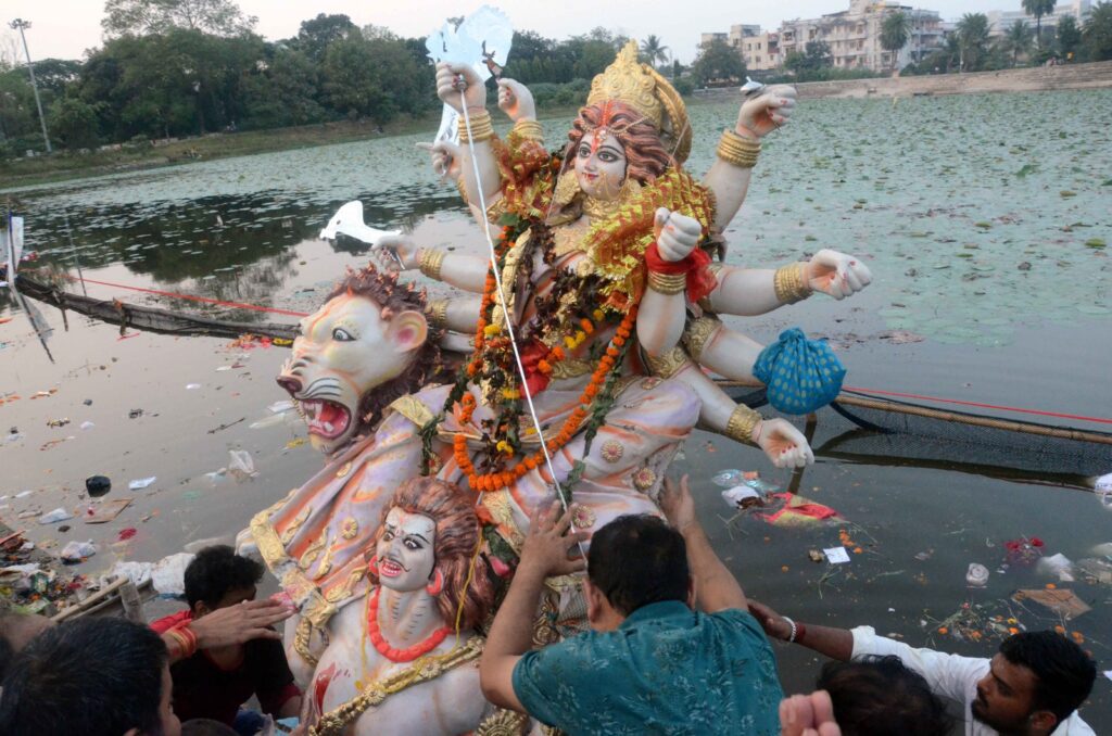 डोरंडा 56 सेठ से निकला मां दुर्गे का विसर्जन जुलूस, नाचते -गाते सरोवर पहुंचे श्रद्धालु। डोरंडा 56 सेठ से निकला मां दुर्गे का विसर्जन जुलूस, नाचते -गाते सरोवर पहुंचे श्रद्धालु।