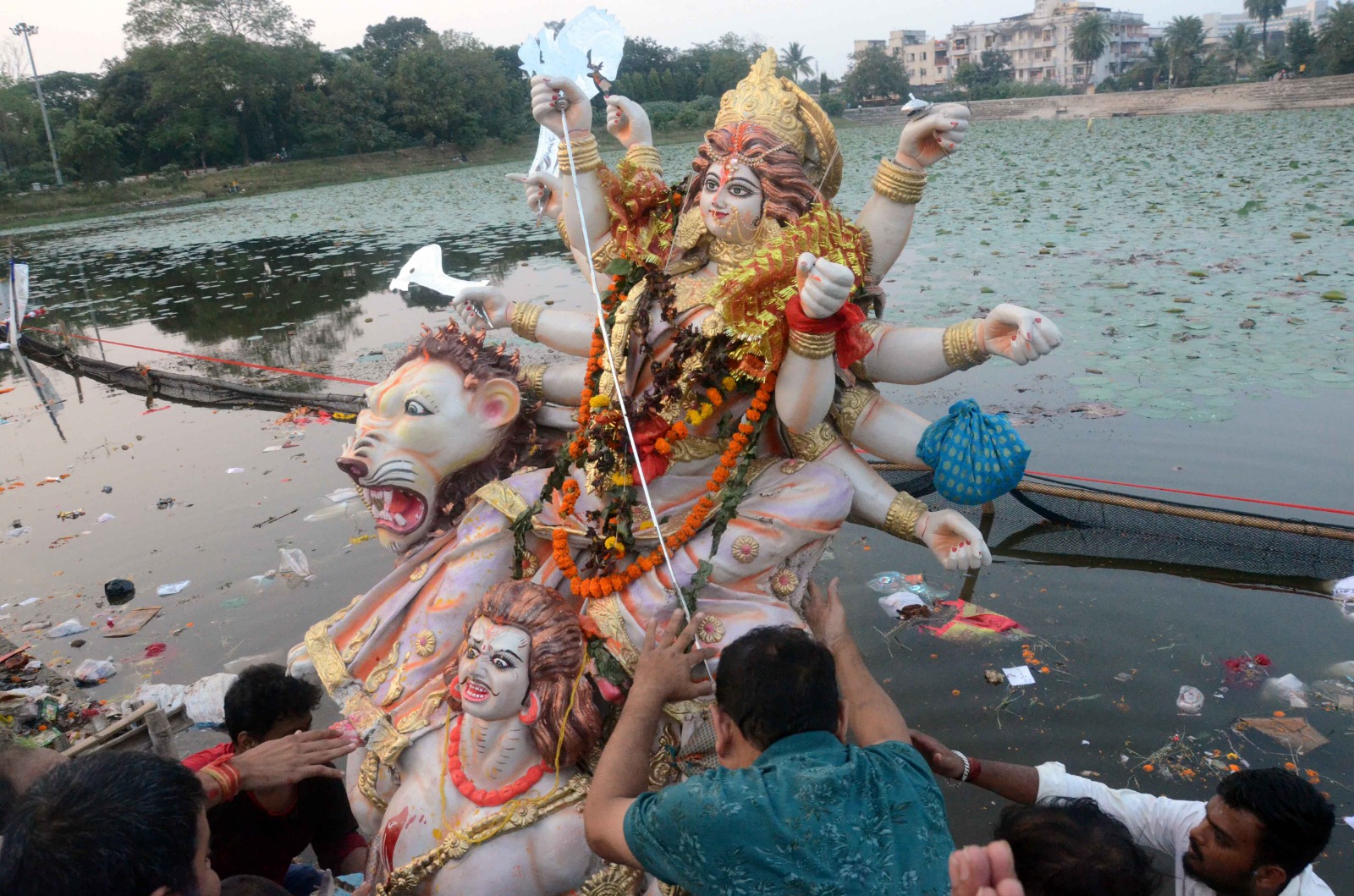 डोरंडा 56 सेठ से निकला मां दुर्गे का विसर्जन जुलूस, नाचते -गाते सरोवर पहुंचे श्रद्धालु।