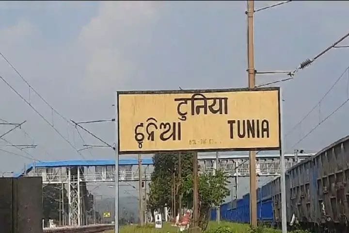 चाईबासा :ट्रैक मेंटेनर की सूझबूझ से एक बड़ा रेल हादसा टल गया। चाईबासा :ट्रैक मेंटेनर की सूझबूझ से एक बड़ा रेल हादसा टल गया।