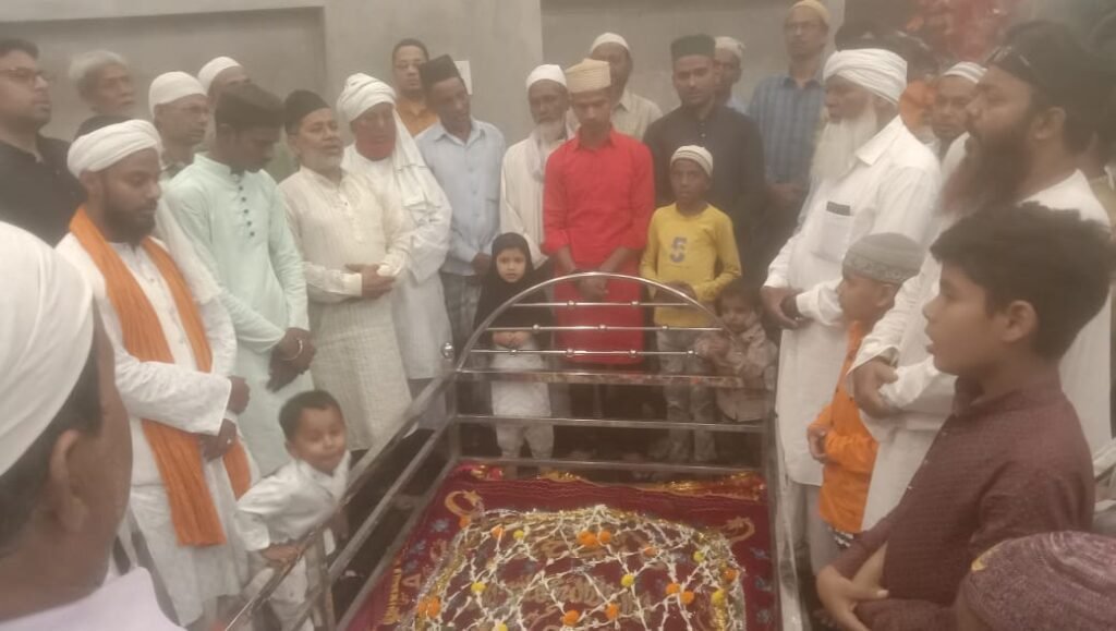 गुलगुल्ला बाबा के दरबार में हुई चादरपोशी,मनाया गया उर्स मुबारक. गुलगुल्ला बाबा के दरबार में हुई चादरपोशी,मनाया गया उर्स मुबारक.