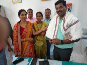 सतबरवा प्रखंड में नए सीओ को अंग वस्त्र देकर किया गया स्वागत