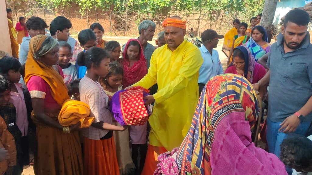 नारायण सेवा समिति द्वारा गर्म कपड़ा जरूरतमंदों को किया गया दान नारायण सेवा समिति द्वारा गर्म कपड़ा जरूरतमंदों को किया गया दान