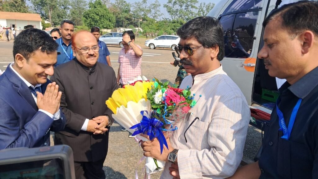 मुख्यमंत्री हेमंत सोरेन के पलामू आगमन पर जोनल आईजी राजकुमार लकड़ा, पलामू उपायुक्त शशि रंजन, पुलिस अधीक्षक रीष्मा रमेशन ने गुलदस्ता भेंट कर स्वागत किया। मुख्यमंत्री हेमंत सोरेन के पलामू आगमन पर जोनल आईजी राजकुमार लकड़ा, पलामू उपायुक्त शशि रंजन, पुलिस अधीक्षक रीष्मा रमेशन ने गुलदस्ता भेंट कर स्वागत किया।