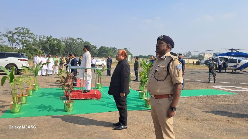 मुख्यमंत्री हेमंत सोरेन के पलामू आगमन पर जोनल आईजी राजकुमार लकड़ा, पलामू उपायुक्त शशि रंजन, पुलिस अधीक्षक रीष्मा रमेशन ने गुलदस्ता भेंट कर स्वागत किया। मुख्यमंत्री हेमंत सोरेन के पलामू आगमन पर जोनल आईजी राजकुमार लकड़ा, पलामू उपायुक्त शशि रंजन, पुलिस अधीक्षक रीष्मा रमेशन ने गुलदस्ता भेंट कर स्वागत किया।