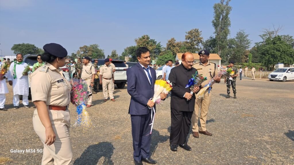 मुख्यमंत्री हेमंत सोरेन के पलामू आगमन पर जोनल आईजी राजकुमार लकड़ा, पलामू उपायुक्त शशि रंजन, पुलिस अधीक्षक रीष्मा रमेशन ने गुलदस्ता भेंट कर स्वागत किया। मुख्यमंत्री हेमंत सोरेन के पलामू आगमन पर जोनल आईजी राजकुमार लकड़ा, पलामू उपायुक्त शशि रंजन, पुलिस अधीक्षक रीष्मा रमेशन ने गुलदस्ता भेंट कर स्वागत किया।