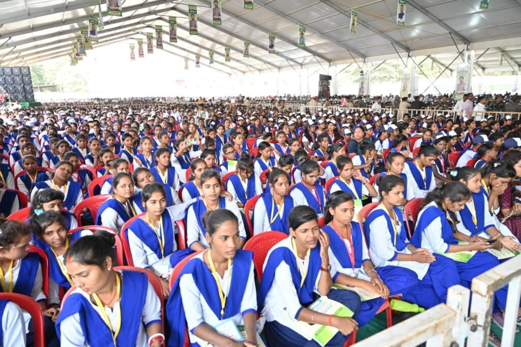 मुख्यमंत्री हेमन्त सोरेन ने प्रमंडलीय रोजगार मेला में विभिन्न संस्थानों के कंपनियों के लिए चयनित 5132 युवक- युवतियों को सौंपा ऑफर लेटर मुख्यमंत्री हेमन्त सोरेन ने प्रमंडलीय रोजगार मेला में विभिन्न संस्थानों के कंपनियों के लिए चयनित 5132 युवक- युवतियों को सौंपा ऑफर लेटर