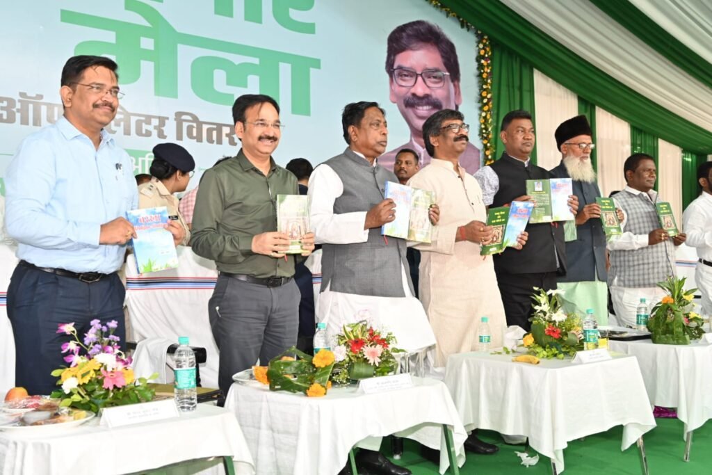 मुख्यमंत्री हेमन्त सोरेन ने प्रमंडलीय रोजगार मेला में विभिन्न संस्थानों के कंपनियों के लिए चयनित 5132 युवक- युवतियों को सौंपा ऑफर लेटर मुख्यमंत्री हेमन्त सोरेन ने प्रमंडलीय रोजगार मेला में विभिन्न संस्थानों के कंपनियों के लिए चयनित 5132 युवक- युवतियों को सौंपा ऑफर लेटर