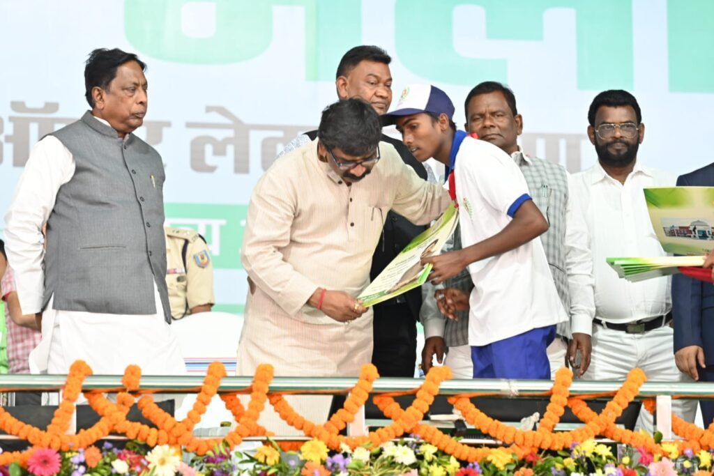 मुख्यमंत्री हेमन्त सोरेन ने प्रमंडलीय रोजगार मेला में विभिन्न संस्थानों के कंपनियों के लिए चयनित 5132 युवक- युवतियों को सौंपा ऑफर लेटर मुख्यमंत्री हेमन्त सोरेन ने प्रमंडलीय रोजगार मेला में विभिन्न संस्थानों के कंपनियों के लिए चयनित 5132 युवक- युवतियों को सौंपा ऑफर लेटर
